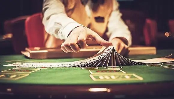 Antarmuka permainan Three Card Poker dengan pilihan taruhan jelas